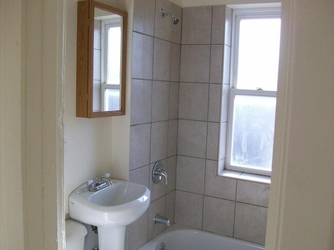 Baño - 6306 S Fairfield Ave Chicago, IL 60629