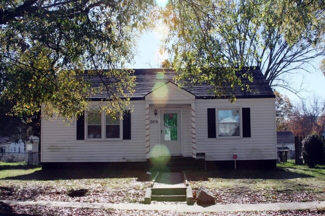 Building Photo - Fourqurean Lane - Three bedroom