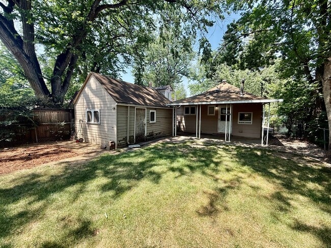 Building Photo - 931 W Oak St