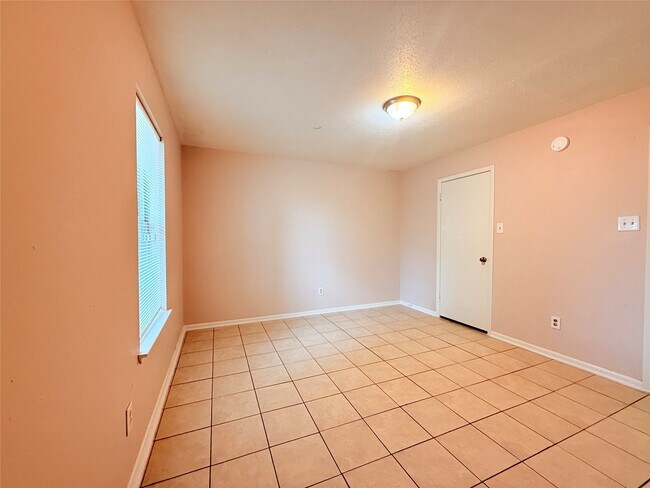 Photo - 208 Laurie Ln