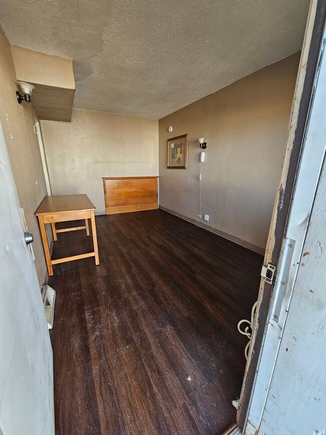 Building Photo - All utilities paid, no Deposit Unit #129 Rushmore