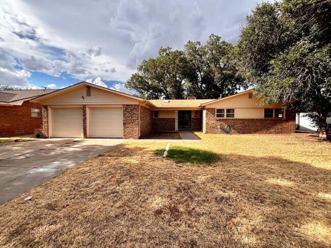 Building Photo - Amazing 4/2.5 in Prime Location! Minutes from Texas Tech and Hospitals!