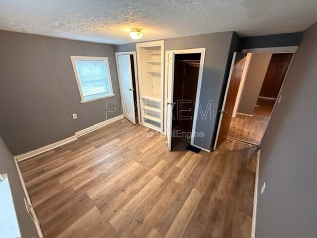 Photo - 221 W Way St