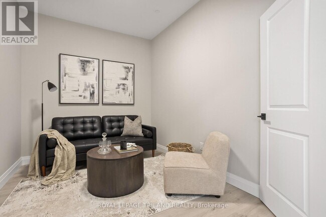 Photo - 33318 Richmond St