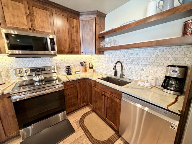 Photo - 628 Cranmer Ave