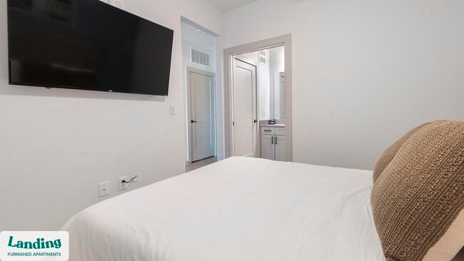 Photo - 1148 N Main St Unidad 212