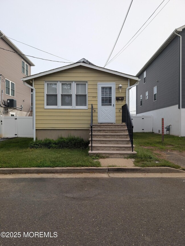 Building Photo - 729 8th St Rental