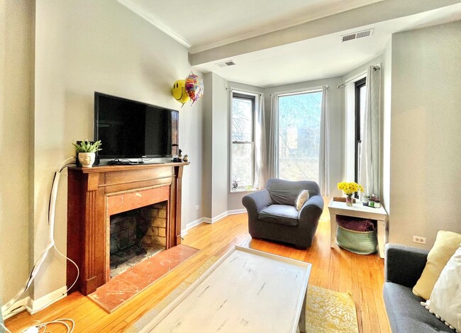 Photo - Spacious 2 bd/1 bath Condo in Lincoln Park!