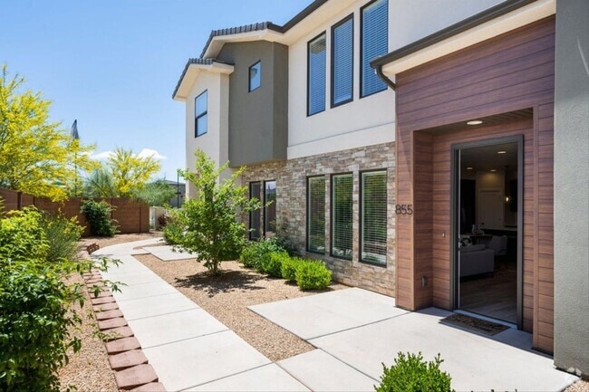 Building Photo - Woodland Estates Townhome