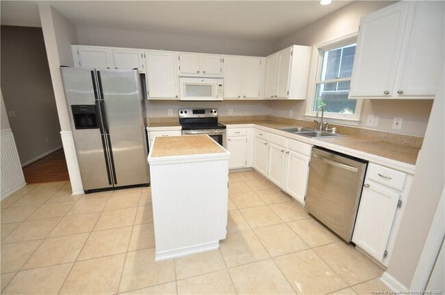 Photo - 2128 Leadenhall Way