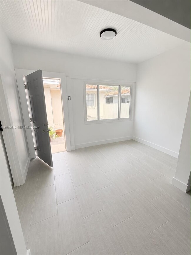 Building Photo - 1154 NW 34th Ave Unit 1