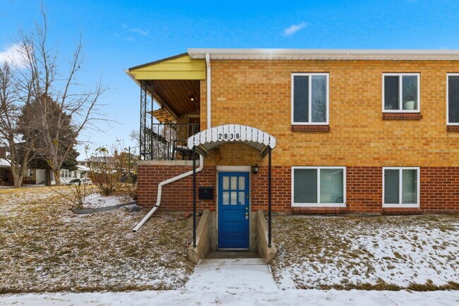 Building Photo - Renovated studio with garage + utilities included! Modern kitchen with island, updated bath, on-s...