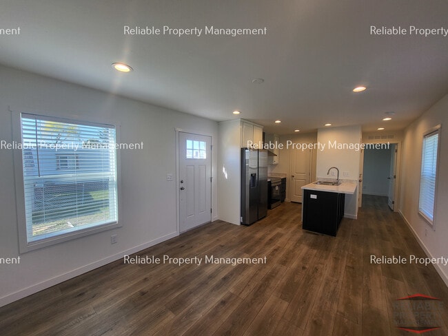 Building Photo - 850 Eden Dr