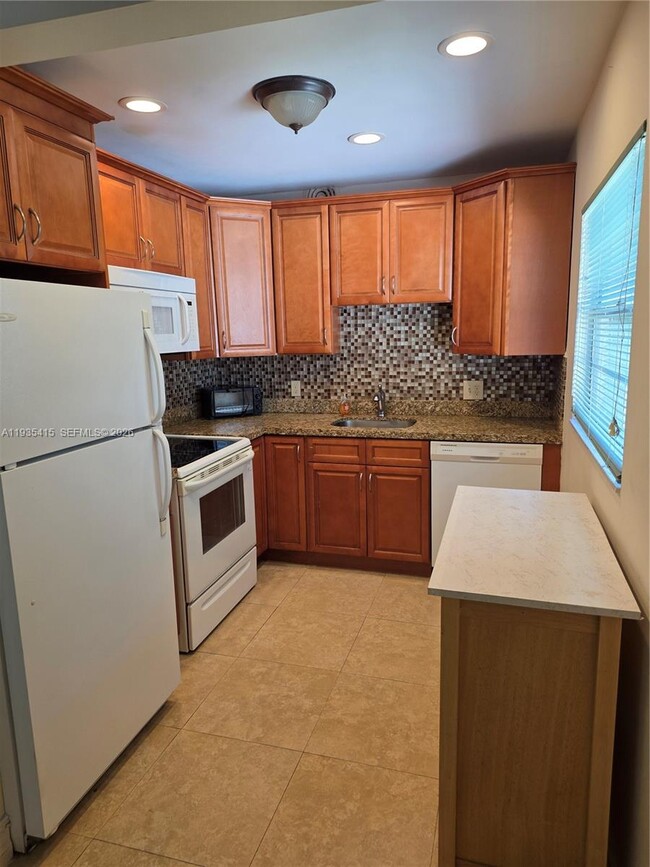 Photo - 200 SW 132nd Way Unidad 310L