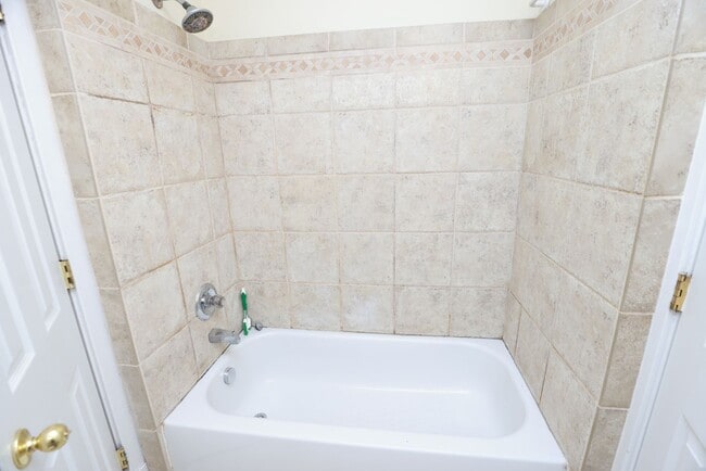 Photo - Spacious 3-Bedroom Manchester Apartment wi...
