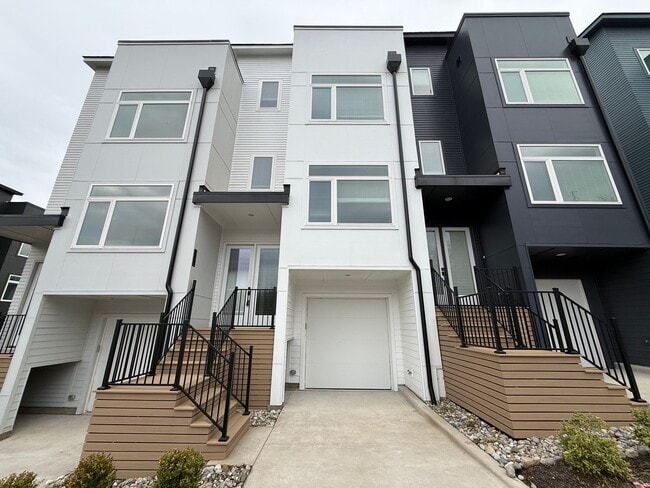 Building Photo - **OFFERING RENT PROMOTION FOR THE FIRST 6 MONTHS** Luxurious New Construction 4BD, 4BA Downtown R...