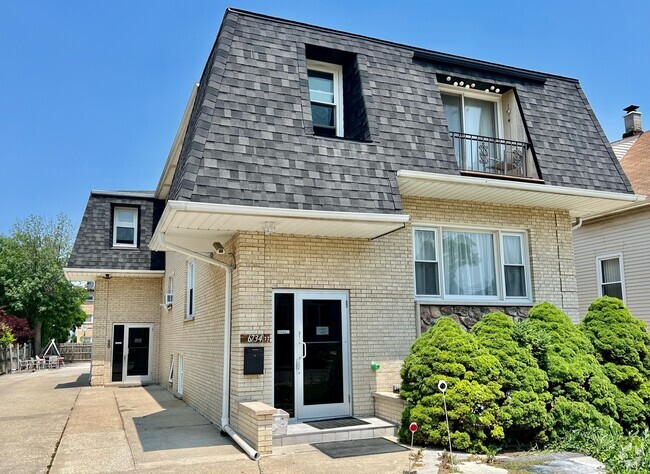 Building Photo - 6734 W Dakin St Rental