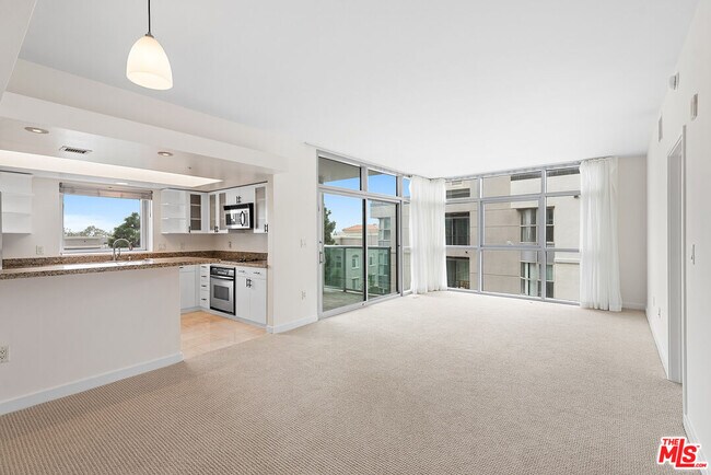 Building Photo - 13700 Marina Pointe Dr Unit 517