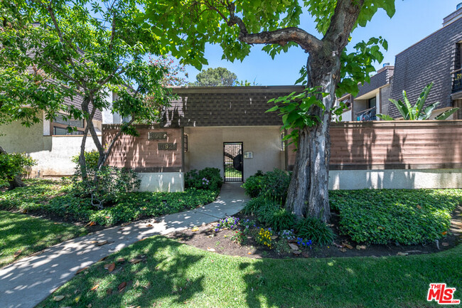 Photo - 13915 Riverside Dr Townhome