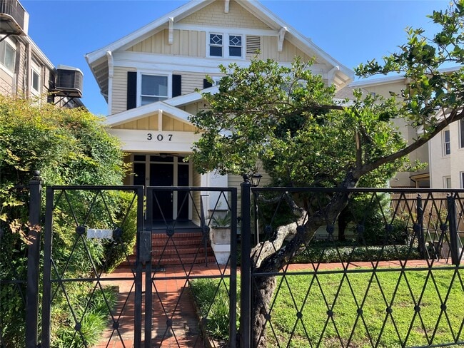 Building Photo - 307 Stratford St Unit 1