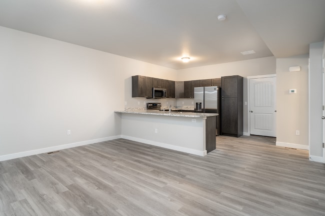 Photo - 4683 Wharf Point