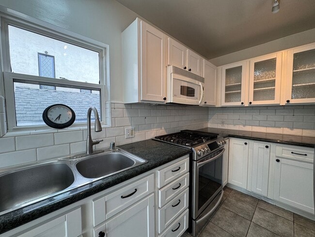 Photo - Stunning 2 Bedroom and 2 Bathroom Back House Available Now!