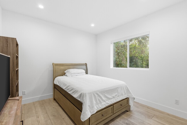 Photo - 13822 Oxnard St Unit 13822 Oxnard St