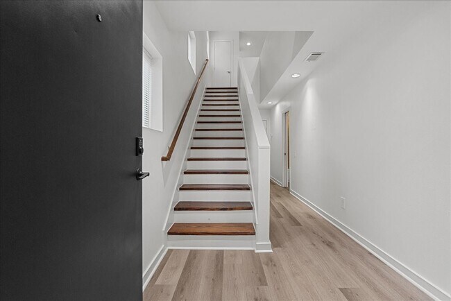 Photo - 2453 Wentworth St