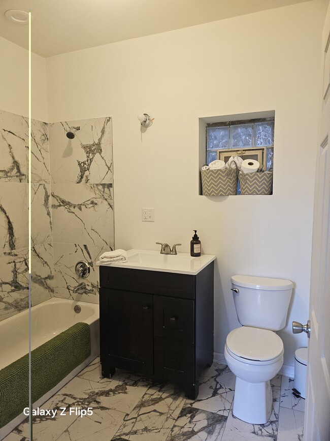 Baño principal - 2417 W Warren Blvd