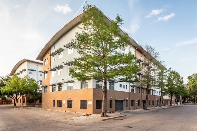 Building Photo - 3015 Bryan St Unit 1A