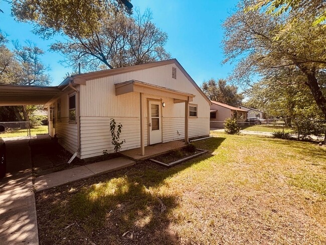 Building Photo - **Welcome home to this charming **3-bedroom, 1-bathroom ranch-style home** offering comfortable o...