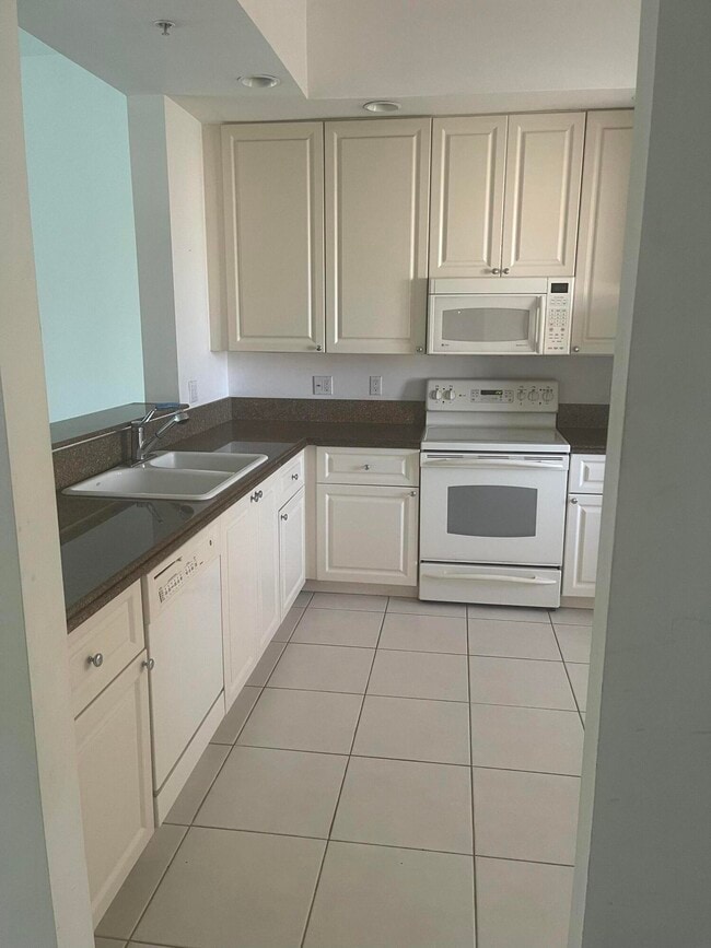 Building Photo - 1 Harbour Isle Dr E Unit 1