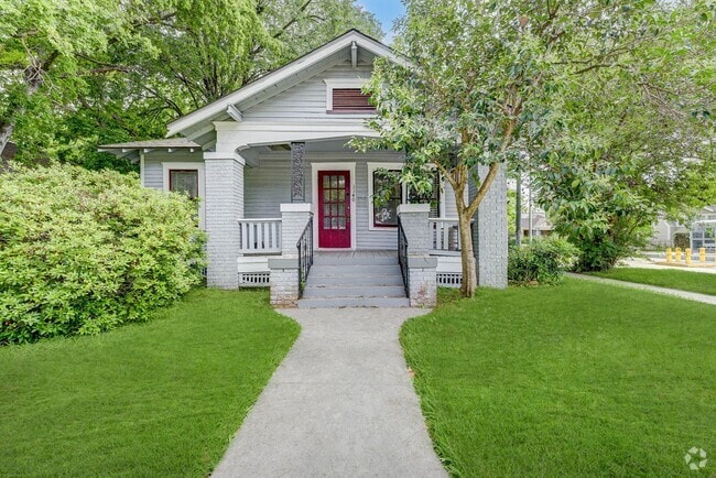 Building Photo - Old-world elegance with modern comfort! Rental