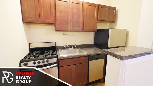 Photo - 812 W Diversey Pky