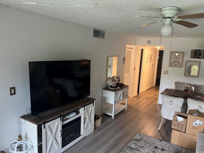 Photo - 6301 N University Dr Unidad 204