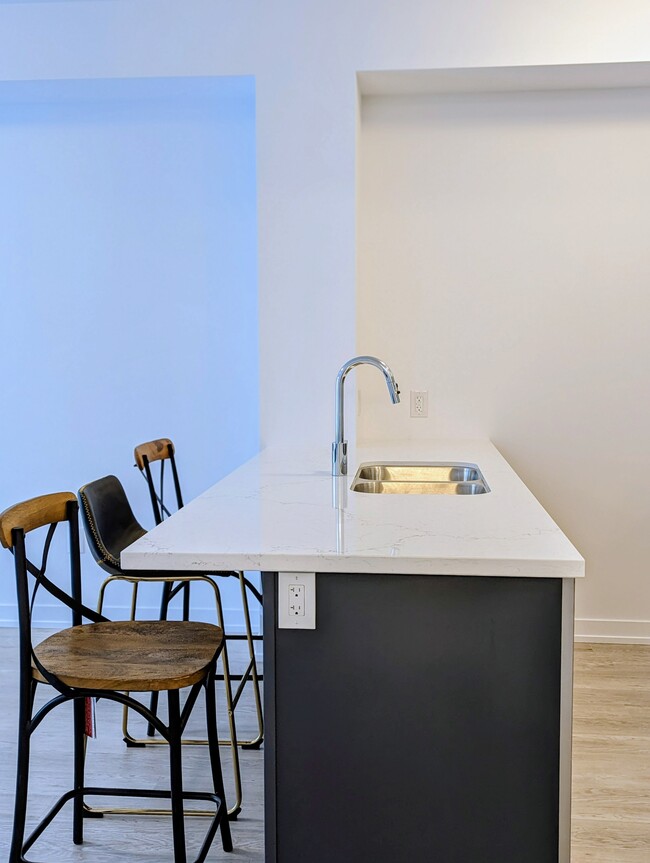 Photo - 460 Dundas St E Unit 208