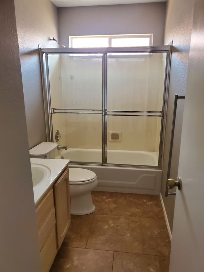 Building Photo - Ready to move in 3b 2b