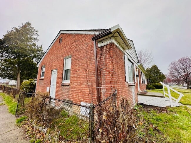 Photo - 3 Bedroom 1 Bath For Lease Section 8 Ready