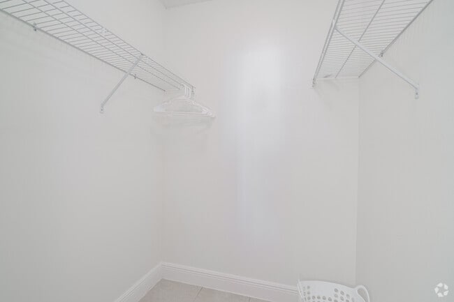 2BR, 2BA - 1,000SF