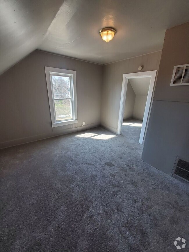 Building Photo - 1320 Kewaunee St Unit Upper Rental