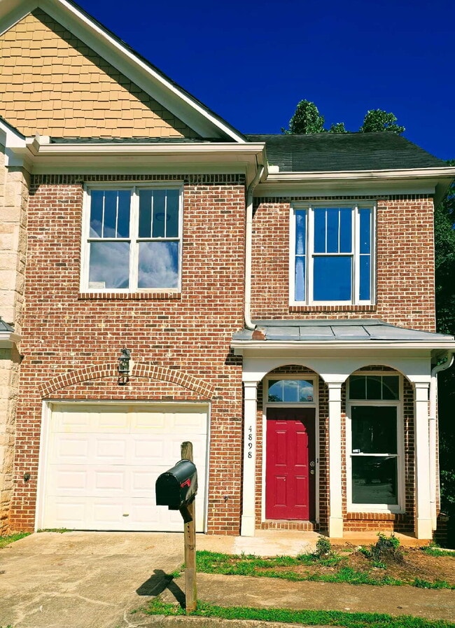Building Photo - 5 Bedroom and 4.5 Baths. This home has it ...
