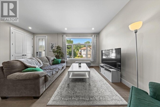 Photo - 22 Inverkip Ave Unité B