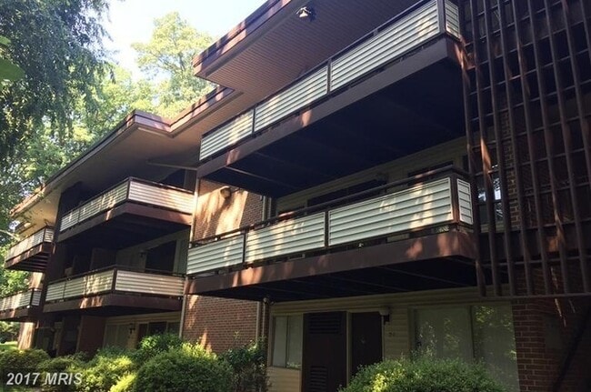 Building Photo - 1 Bedroom 1 Bath Top Floor Condo located within the Woodmont Spring Condominium Complex Next to W...