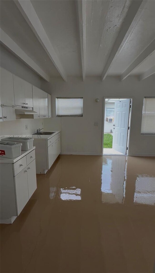 Building Photo - 320 SW 11th Ave Unit 1