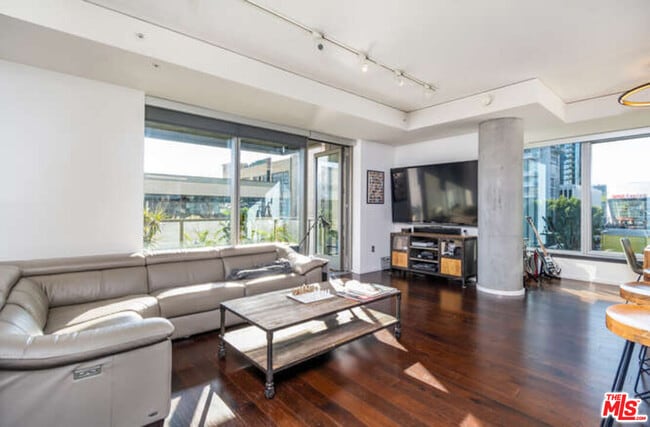 Building Photo - 1155 S Grand Ave Unit 404