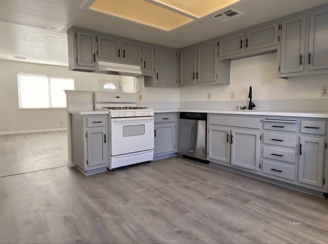 Building Photo - 1016 W Atkins Ave