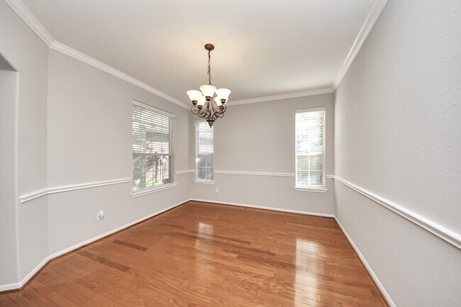 Photo - 4422 Roundtree Ln