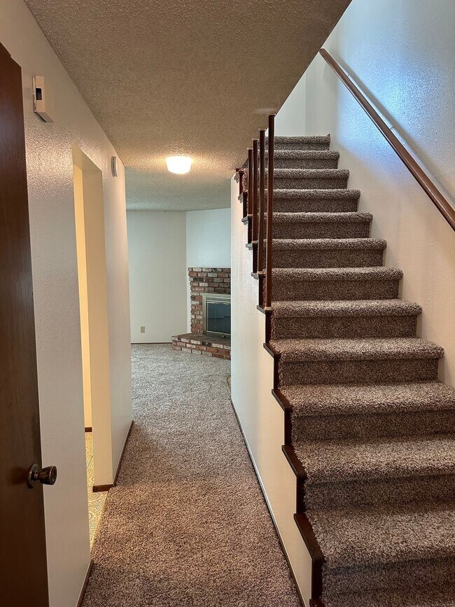 Photo - 2 bedroom 1.5 bathroom duplex in quiet Thurston neighborhood!