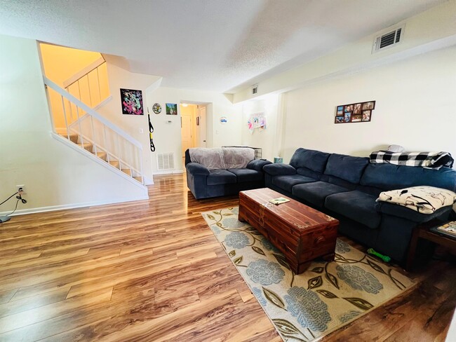 Photo - 733 Tilden Pl