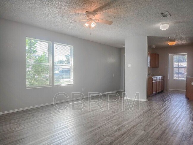 Photo - 804 E 77th St